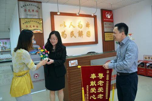 尊老爱老，贡献爱心 ——亚游集团ag8“敬老、爱老” 送产品活动
